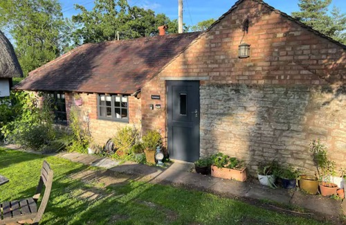 Moreton Cabaña | An Original Bakehouse located on the grounds of a 17th century thatched cottage