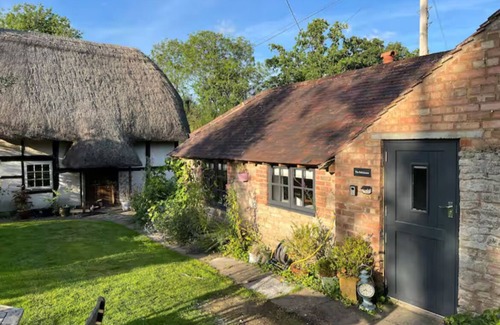 Moreton Cabaña | An Original Bakehouse located on the grounds of a 17th century thatched cottage