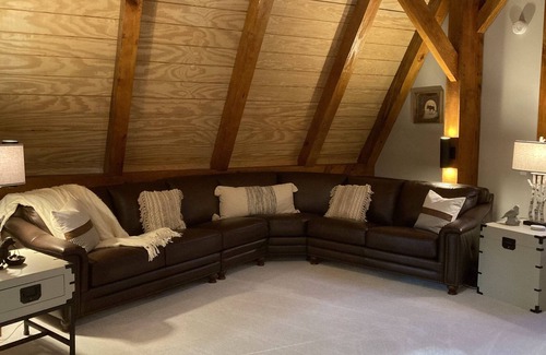 Raleigh Otro | An owner-built custom timber, pegged barn-like home made ala’ Amish style!