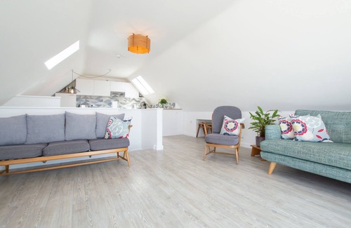 Porthtowan Casa | Una casa de vacaciones "al revés" a solo 15 minutos a pie de una playa de arena dorada.