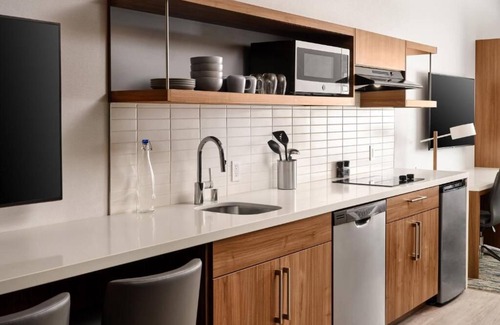 Anaheim Resort Hotel | Anaheim Getaway for Family - Steps from Disney, Pool and Full Kitchen | 3 Units