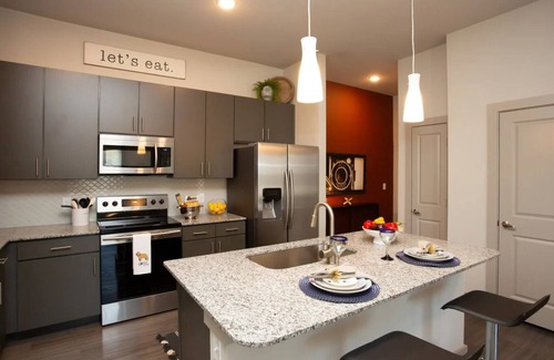 Southside Apartamento | Anastasia: Stylish Lux Condo: Pool, Balcony, near Riverwalk, AFB