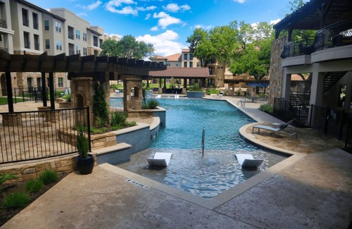 Southside Apartamento | Anastasia: Stylish Lux Condo: Pool, Balcony, near Riverwalk, AFB