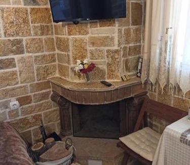 Synikia Mesi Trikalon Casa | Anastazia's Little House