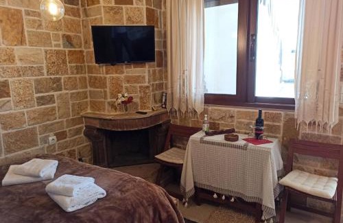 Synikia Mesi Trikalon Casa | Anastazia's Little House