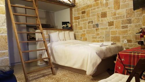 Synikia Mesi Trikalon Casa | Anastazia's Little House