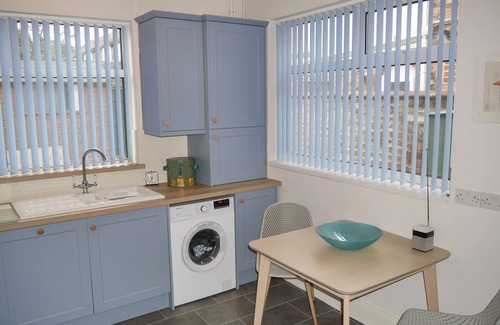 Cleethorpes Cabaña | ANCHOR COTTAGE, pet friendly, with a garden in Cleethorpes