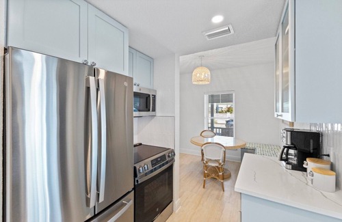Downtown Boca Grande Historic District Apartamento | Experience comfort at Anchor Inn, a charming 2-bedroom retreat in the heart of Boca Grande,