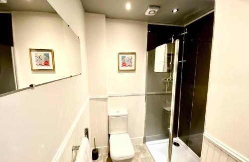 Paisley Apartamento | Anchored Homely Apartment in Historic Centre