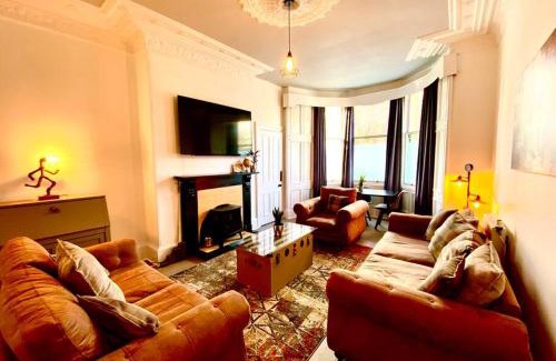 Paisley Apartamento | Anchored Homely Apartment in Historic Centre