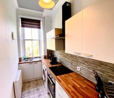 Paisley Apartamento | Anchored Homely Apartment in Historic Centre