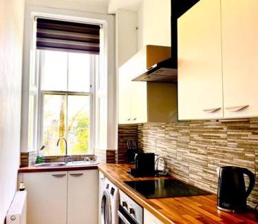 Paisley Apartamento | Anchored Homely Apartment in Historic Centre