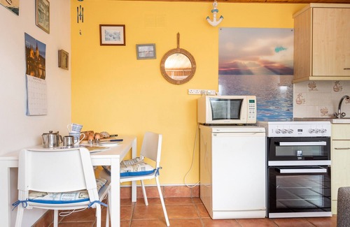 Downderry Cabaña | Anchors Away, 2 min walk to Downderry beach