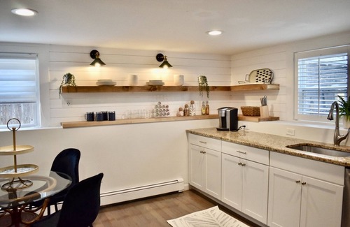 Hull Casa | Anchors Away Inn 2 Br Apt 1 min walk to the Beach King & Queen