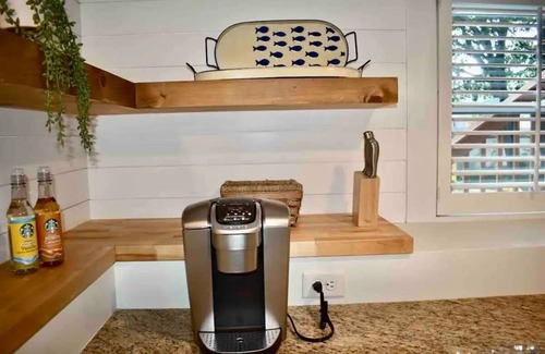Hull Casa | Anchors Away Inn 2 Br Apt 1 min walk to the Beach King & Queen
