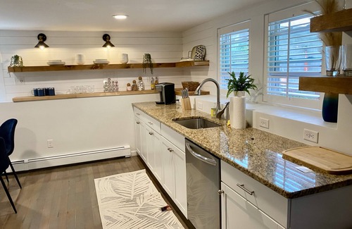 Hull Casa | Anchors Away Inn 2 Br Apt 1 min walk to the Beach King & Queen