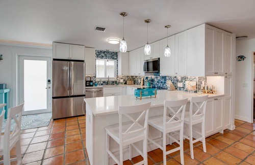 Summerland Key Casa | Anchors Aweigh: Stunning Oceanfront Views, Dockage, Private Pool, Tiki Hut, Spacious & Dog-Friendly!