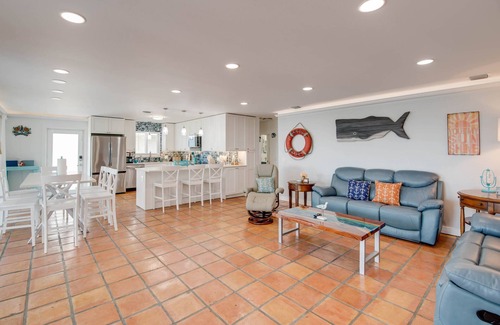 Summerland Key Casa | Anchors Aweigh: Stunning Oceanfront Views, Dockage, Private Pool, Tiki Hut, Spacious & Dog-Friendly!