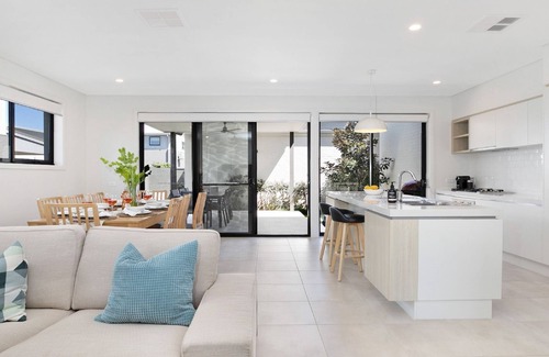 Shell Cove Casa | Anchor’s Rest - Modern and fresh family escape close to marina, cafes, restaurants and beaches