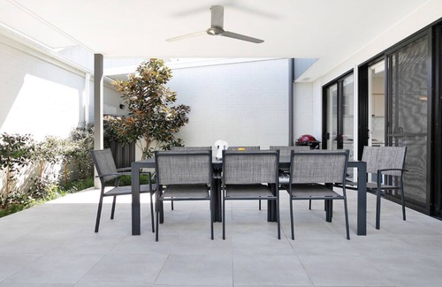 Shell Cove Casa | Anchor’s Rest - Modern and fresh family escape close to marina, cafes, restaurants and beaches