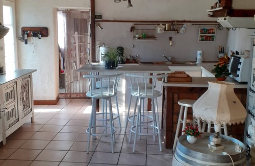 Civrac-en-Medoc Casa | anciene casa, en piedra, rodeado por paredes, en un pueblo tranquilo
