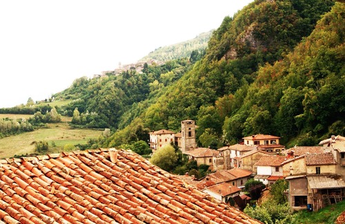 Camporgiano Villa | Casa antigua en el pueblo medieval rodeado de castaños