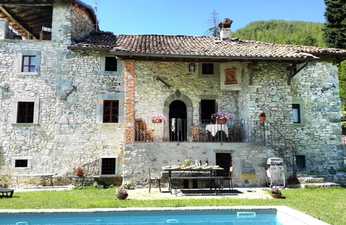 Camporgiano Villa | Casa antigua en el pueblo medieval rodeado de castaños