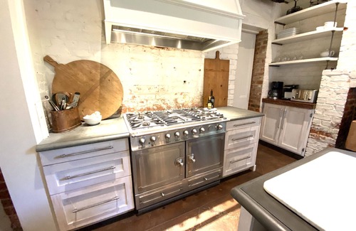 Lower Garden District Casa | 1850s Garden District Boutique Stable House w / Private Courtyard