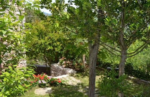 Corciano Casa | Vacaciones de piedra antigua casa con jardín en el centro y con vistas a Umbría-Toscana