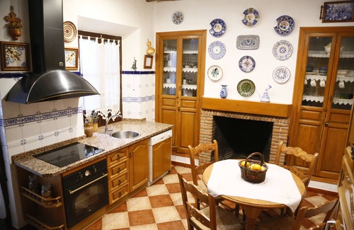 La Zubia Casa | Casa andaluza,tipico patio,solarium, para visitar Granada, Alhambra,Wifi gratis