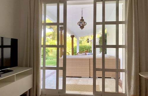 Cabo Roche Villa | Joya andaluza espaciosa, bosque y playa, jardín romántico, piscina, WiFi