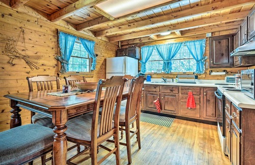 Andover Cabina | Andover Cabin Retreat w/ Hot Tub & Fireplace!