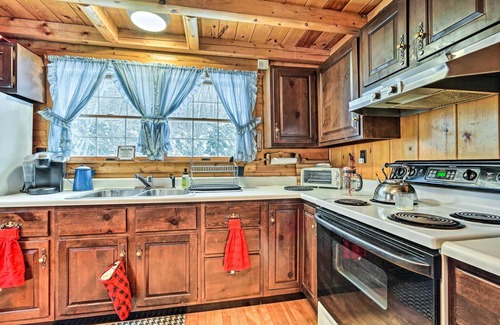 Andover Cabina | Andover Cabin Retreat w/ Hot Tub & Fireplace!