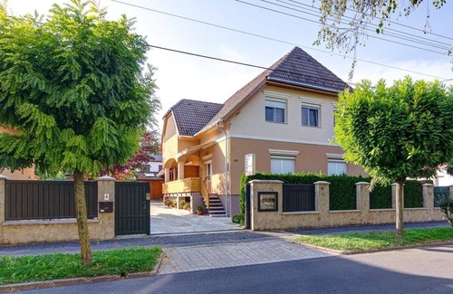 Heviz Villa | Andrea Villa Hévíz belvárosában található, 4 csillagos apartmanház.