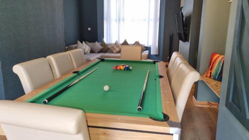 Anfield Apartamento | Anfield Luxe Retreat - Stylish Stay with Parking - Steps from Stadium - Short Drive to City Centre