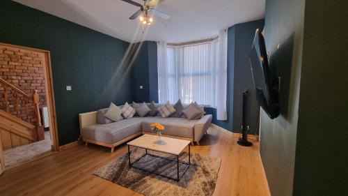 Anfield Apartamento | Anfield Luxe Retreat - Stylish Stay with Parking - Steps from Stadium - Short Drive to City Centre