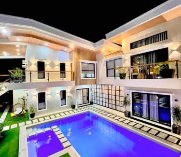Tagaytay Villa | Ang Suite Life 2 w Heated Pool, Cinema Court