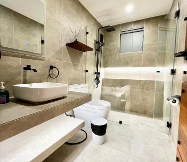 Tagaytay Villa | Ang Suite Life 2 w Heated Pool, Cinema Court