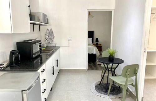 Assagay Casa | Angazi Guesthouse Unit 3 - Modern 2 Bedroom Apartment with Pool
