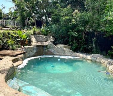 Assagay Casa | Angazi Guesthouse Unit 3 - Modern 2 Bedroom Apartment with Pool