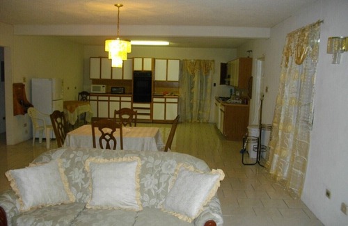 Bromefield Casa | Angela Vacation Home .. La propiedad está ubicada cerca de Moon Town y transporte