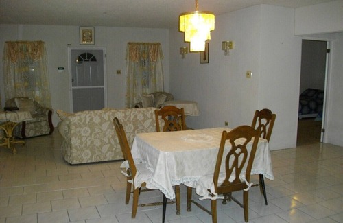 Bromefield Casa | Angela Vacation Home .. La propiedad está ubicada cerca de Moon Town y transporte