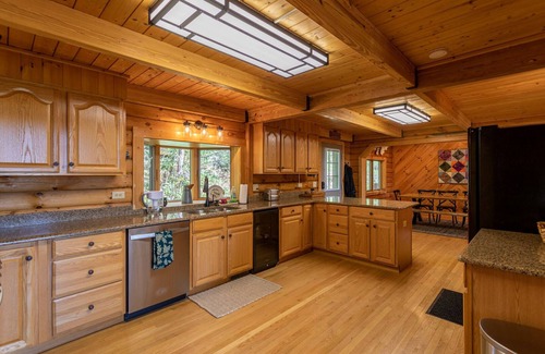 Apple Ridge Cabina | Angels Envy: Spacious Mountain Getaway | Long-Range Views + Hot Tub