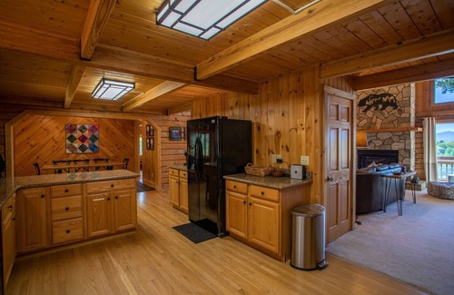 Apple Ridge Cabina | Angels Envy: Spacious Mountain Getaway | Long-Range Views + Hot Tub