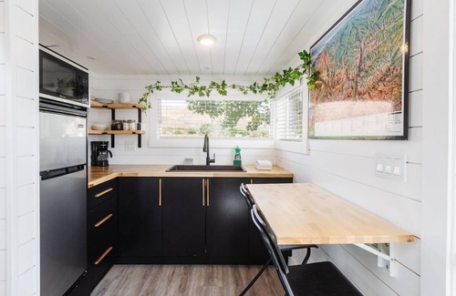 Apple Valley Cabina | Angel’s Landing Relaxation Retreat with Hot Tub