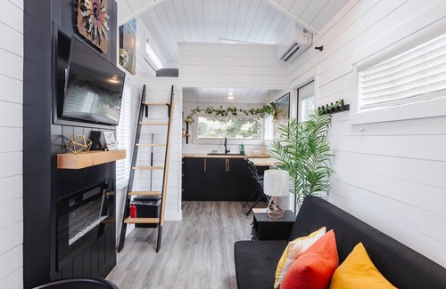 Apple Valley Cabina | Angel’s Landing Relaxation Retreat with Hot Tub