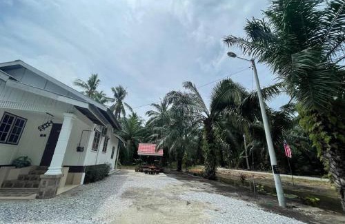 Batu Dua Puluh Tiga Casa | Anggerik Homestay suasana kampung