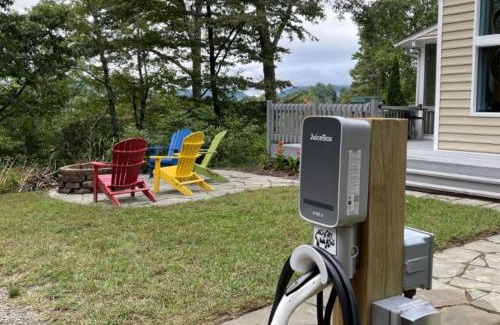Fairview Casa | Angie's Mountain Overlook Hot Tub and Views!