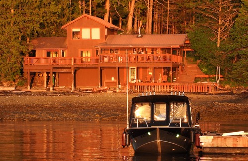Ketchikan Casa | El sueño del pescador. Frente al hogar. Alquiler de embarcaciones. Duerme 11. Muelle Privado. Bañera de hidromasaje.