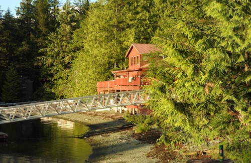 Ketchikan Casa | El sueño del pescador. Frente al hogar. Alquiler de embarcaciones. Duerme 11. Muelle Privado. Bañera de hidromasaje.
